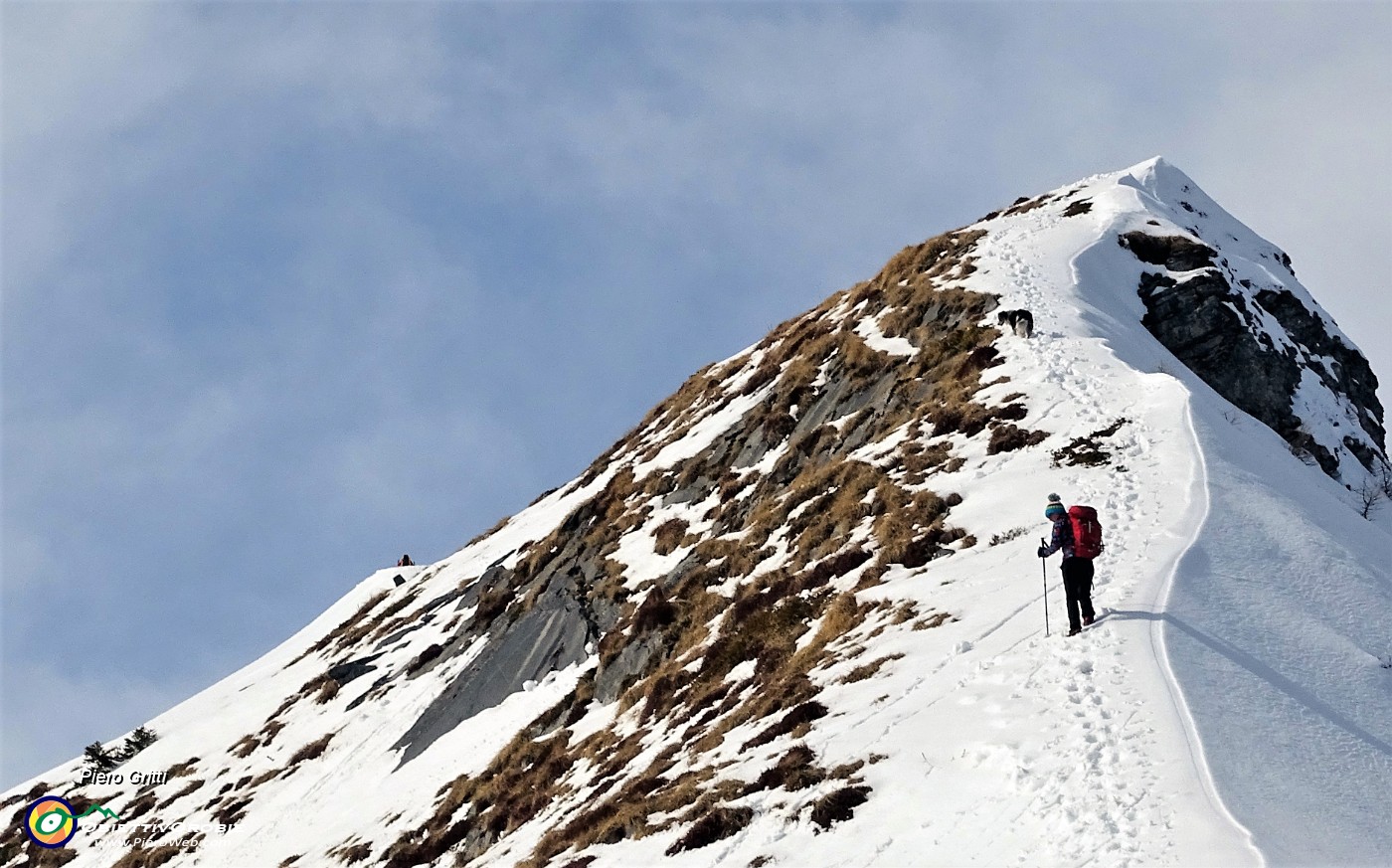 36 Susi, preceduta da Nika, testa la ripida salita passo passo.JPG -                                